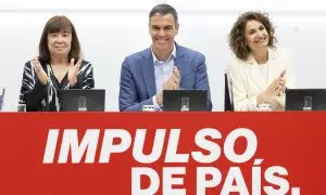 Pedro Sánchez, secretario general del PSOE, junto a la vicesecretaria general, María Jesús Montero, y la presidenta del partido, Cristina Narbona, este lunes en Ferraz.