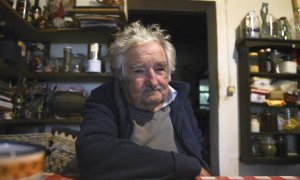 El expresidente de Uruguay José Mujica habla durante una entrevista, el 22 de abril de 2024, en Montevideo.