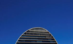 El logo del BBVA en su sede corporativa (Edificio La Vela) en la zona norte de Madrid. REUTERS/Susana Vera