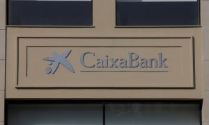 El logo de CaixaBank en una oficina en Málaga. REUTERS/Jon Nazca