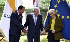 El Presidente del Parlamento libanés, Nabih Berri, estrecha la mano del Presidente chipriota, Nikos Christodoulides, y de la Presidenta de la Comisión Europea, Ursula von der Leyen, a 2 de mayo de 2024.