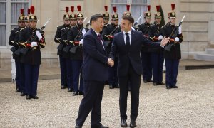 El presidente francés Emmanuel Macron acoge a su homólogo chino, Xi Jinping, en su llegada al Palacio Eliseo de París