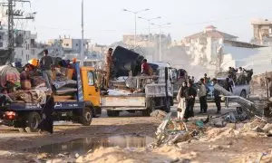 Decenas de familias palestinas abandonan el paso de Rafah tras las amenazas del Ejército de Israel.