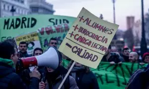 Dos personas sostienen un cartel durante una manifestación por una educación pública y de calidad, a 27 de febrero de 2024, en Madrid (España).