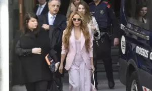 La cantante Shakira junto a sus abogados a su salida de la Audiencia Nacional en Barcelona, a 20 de noviembre de 2023.