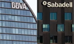 Los logos del BBVA y del Banco Sabadell, en sus respectivas sedes corporativas en el norte de Madrid y en Sant Cugat del Vallés (Barcelona).