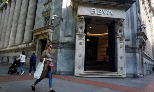La entrada de las oficinas del BBVA en la Gran Via de Bilbao. REUTERS/Vincent West
