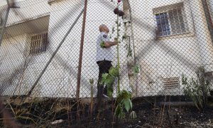 10/05/2024 Un guardia de seguridad inspecciona una zona fuera de las oficinas de la UNRWA en Jerusalén, a 10 de mayo de 2024.
