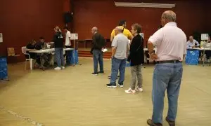 Cua de votants en una de les meses del col·legi electoral del Centre Cívic de Balàfia de Lleida.