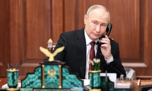 El presidente ruso, Vladimir Putin, habla por teléfono antes de la ceremonia de investidura como presidente de la Federación Rusa, el 7 de mayo de 2024, en Moscú.