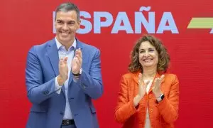 El presidente del Gobierno y secretario general del PSOE, Pedro Sánchez, junto a la vicesecretaria general socialista y vicepresidenta María Jesús Montero, en Ferraz este lunes.