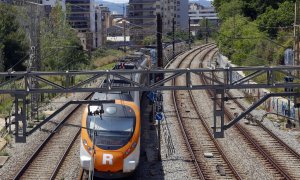 Un tren de Rodalies circula por las vías en L'Hospitalet de Llobregat