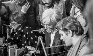 Rueda de prensa de Andy Warhol, junto a Christopher Makos, en la Galería Fernando Vijande de Madrid.