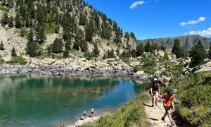 Excursionistes a la zona perifèrica del Parc Nacional d'Aigüestortes i Estany de Sant Maurici, al Pallars Sobirà