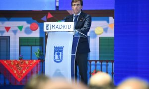 El alcalde de Madrid, José Luis Martínez-Almeida, interviene durante el acto de entrega de las distinciones honoríficas con motivo de la festividad de San Isidro, en la Galería de Cristal del Palacio de Cibeles, a 15 de mayo de 2024, en Madrid (España).