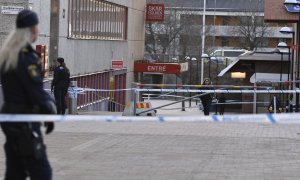 Agentes de la Policía trabajan en el lugar donde se ha producido un asesinato en el sur de Estocolmo, a 11 de abril de 2024.