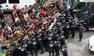 Estira i arronsa entre mossos i manifestants, en una manifestació a Can Vies al maig de 2014