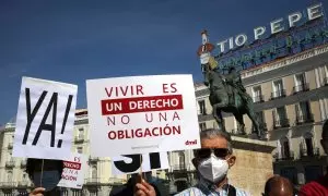17/05/2024 Un grupo de personas sostiene pancartas y carteles durante una concentración por la muerte digna en Madrid, a 25 de junio de 2021.