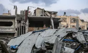 19/05/2024  Una mujer palestina desplazada de la ciudad de Rafah, en un edificio destruido por los aviones de guerra israelíes, a 14 de mayo de 2024.