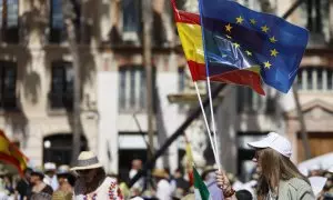 Una bandera de España y otra de la UE durante un acto del PP por las elecciones europeas, en Málaga.