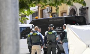 Agentes de la Guardia Civil, ante la vivienda del hombre que presuntamente mató a sus dos nietos en Huétor Tajar (Granada).