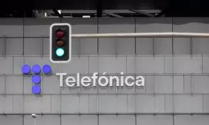 Un semáforo en verde frente a la sede corporativa de Telefónica, en la zona norte de Madrid. E.P./Eduardo Parra
