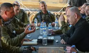 El primer ministro israelí, Benjamin Netanyahu, dialoga con soldados de su Ejército en la Franja de Gaza, a 16 de mayo de 2024.