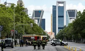 Bomberos y Policía Nacional en el lugar donde ha tenido lugar la fuga de gas, en las inmediaciones del Estadio Santiago Bernabéu de Madrid.