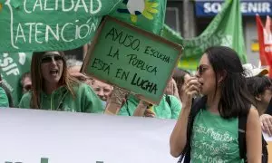 Varias personas durante una concentración por la educación pública, frente a la Consejería de Educación, a 21 de mayo de 2024, en Madrid (España).