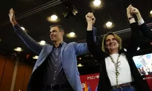 El presidente del Gobierno, Pedro Sánchez, y la candidata del PSOE al Parlamento Europeo, Teresa Ribera, saludan a los simpatizantes durante un nuevo acto político en Barcelona