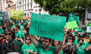 Decenas de personas durante una concentración por la educación pública, frente a la Consejería de Educación, a 21 de mayo de 2024, en Madrid.