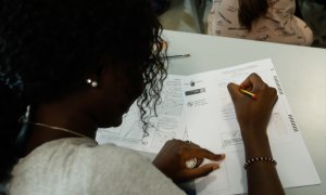 Una estudiante realiza las pruebas de acceso de la EvAU 2023, en la Universidad de Murcia, a 5 de junio de 2023.
