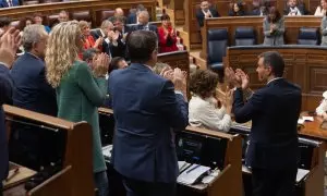 El presidente del Gobierno, Pedro Sánchez (1d), es aplaudido durante una sesión plenaria, en el Congreso de los Diputados, a 22 de mayo de 2024, en Madrid