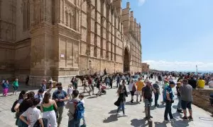 22/05/2024 Varios turistas en las inmediaciones de la catedral de Palma de Mallorca, a 16 de abril de 2024.