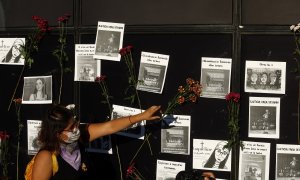 Activistas feministas colocaron las fotografías de mujeres víctimas de feminicidio y de desaparición en la Fiscalía General de la República, a 22 de abril de 2022 en la Ciudad de México.