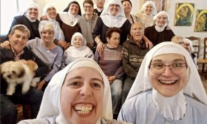 22/05/2024 Fotografía reciente de una decena de las religiosas Clarisas del Monasterio de Belorado (Burgos) con sus familias.