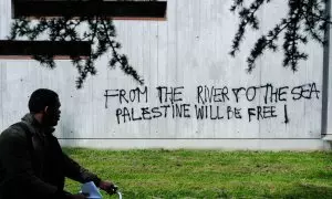 Un ciudadano francés frente a una pintada que dice: "Desde el río hasta el mar, Palestina vencerá", a 30 de abril de 2024.