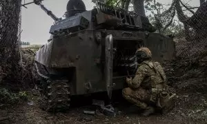 Un militar ucraniano se prepara para disparar un obús autopropulsado 2S1 Gvozdika hacia las tropas rusas, en una posición en la región de Donetsk. REUTERS/Oleksandr Ratushniak
