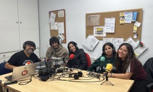 De izda a dcha, Gonzalo Sarmiento, coordinador de programas, junto a Nizar, Fátima, Nicole y Isabella, locutores de los programas de La Kalle