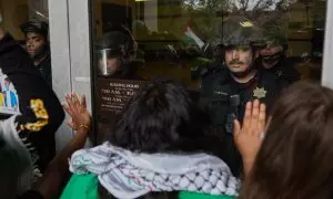 La Policía expulsa a los manifestantes pro palestinos de un edificio de la Universidad de California en Los Ángeles (UCLA).