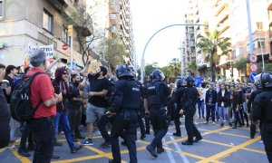 Enfrontaments entre activistes i Mossos durant una manifestació contra una desfilada de la marca de luxe Louis Vuitton al Park Güell de Barcelona