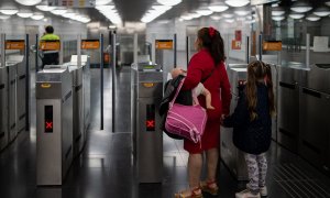 Dos personas en la estación de Renfe y Metro 'La Sagrera', a 12 de mayo de 2024, en Barcelona.