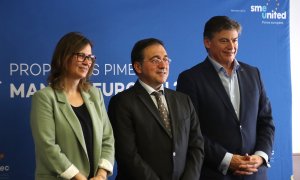 La consellera d'Acció Exterior en funcions, Meritxell Serret; el ministre d'Exteriors, José Manuel Albares; i el president de Pimec, Antoni Cañete, en un acte organitzat per Pimec