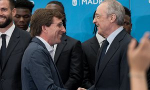 El alcalde de Madrid, José Luis Martínez-Almeida (i), y el presidente del Real Madrid, Florentino Pérez (d), durante la recepción del Real Madrid Club de Fútbol, en el Palacio de Cibeles, a 12 de mayo de 2024