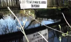 Pancarta en contra de Altri en un puente sobre el río Ulla a su paso por Monterroso (Lugo).
