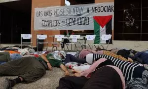 Un grupo de alumnos universitarios realizan una performance en apoyo a Palestina en la Universidad Complutense de Madrid, a 21 de mayo de 2024.