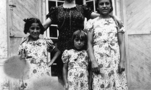 Imagen de Teresa, Luisa y Nuri junto a su madre, María Ferrer Ferrer, en la Maternidad de Elna.