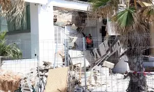 Miembros del equipo de emergencias retiran los escombros del derrumbe de la terraza de un restaurante en Palma de Mallorca.