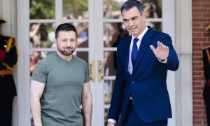 El presidente de Ucrania, Volodimir Zelenski (i), es recibido por el presidente del Gobierno, Pedro Sánchez (d), a su llegada a un encuentro en el Palacio de La Moncloa, a 27 de mayo de 2024