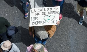 Una persona sujeta un cartel durante una manifestación para defender la sanidad pública, a 19 de mayo de 2024, en Madrid (España).